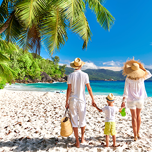 Familie geht zusammen am Strand spazieren